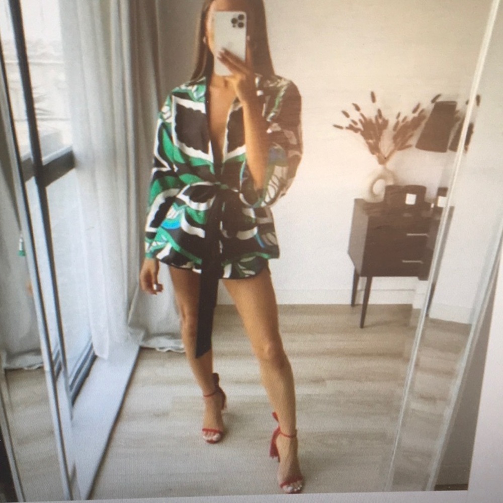 ZARA/EMERALD, BLACK & WHITE SATIN-ABSTRACT BOHO PRiNT SHORTS/NEW